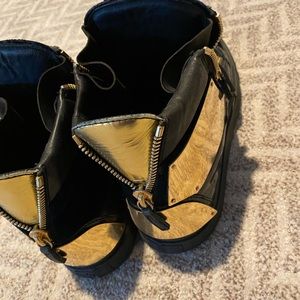 Stylish gold plate shoes!